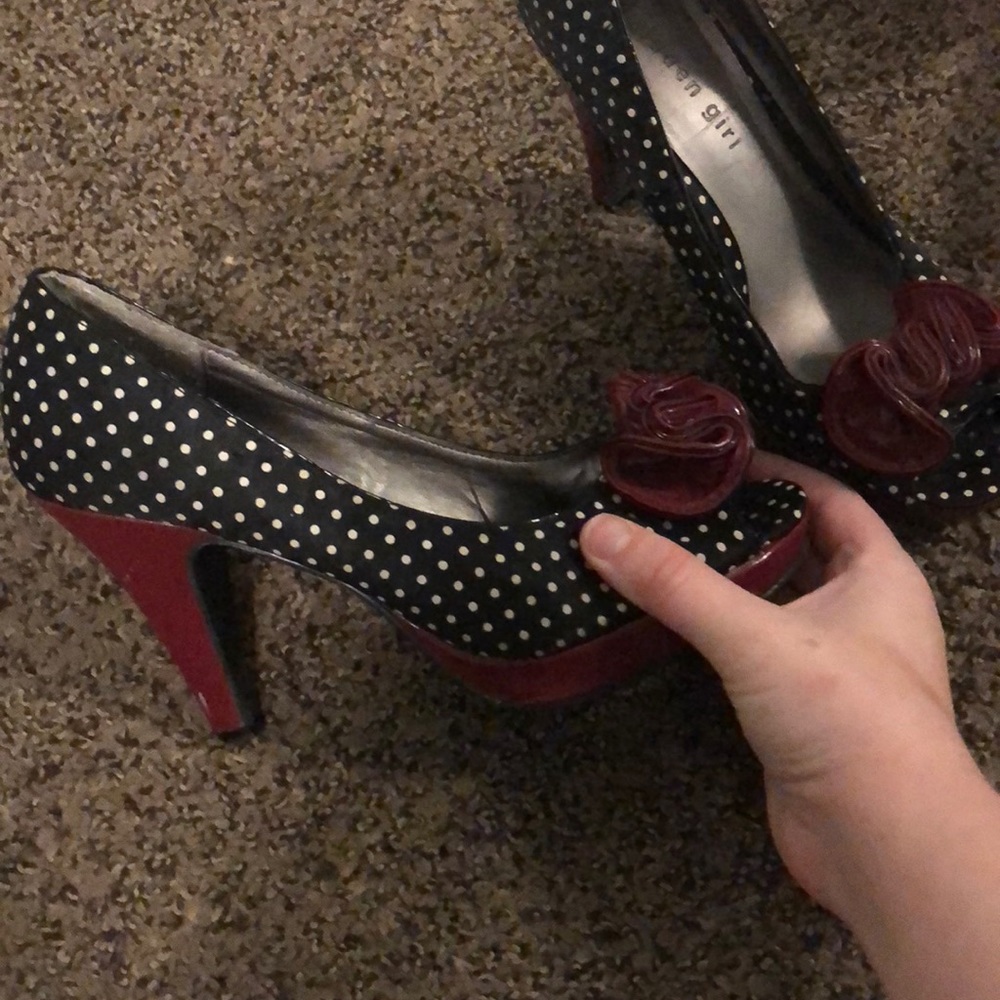 Wine, black and white polkadot heels🖤♥️